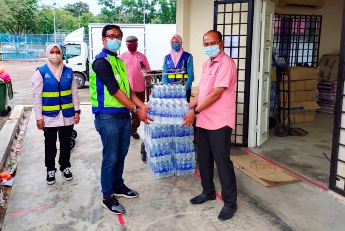 Kerajaan Negeri salur 141,600 botol air minuman ke kawasan terjejas bekalan air di Keratong, Ibam dan Muadzam Shah