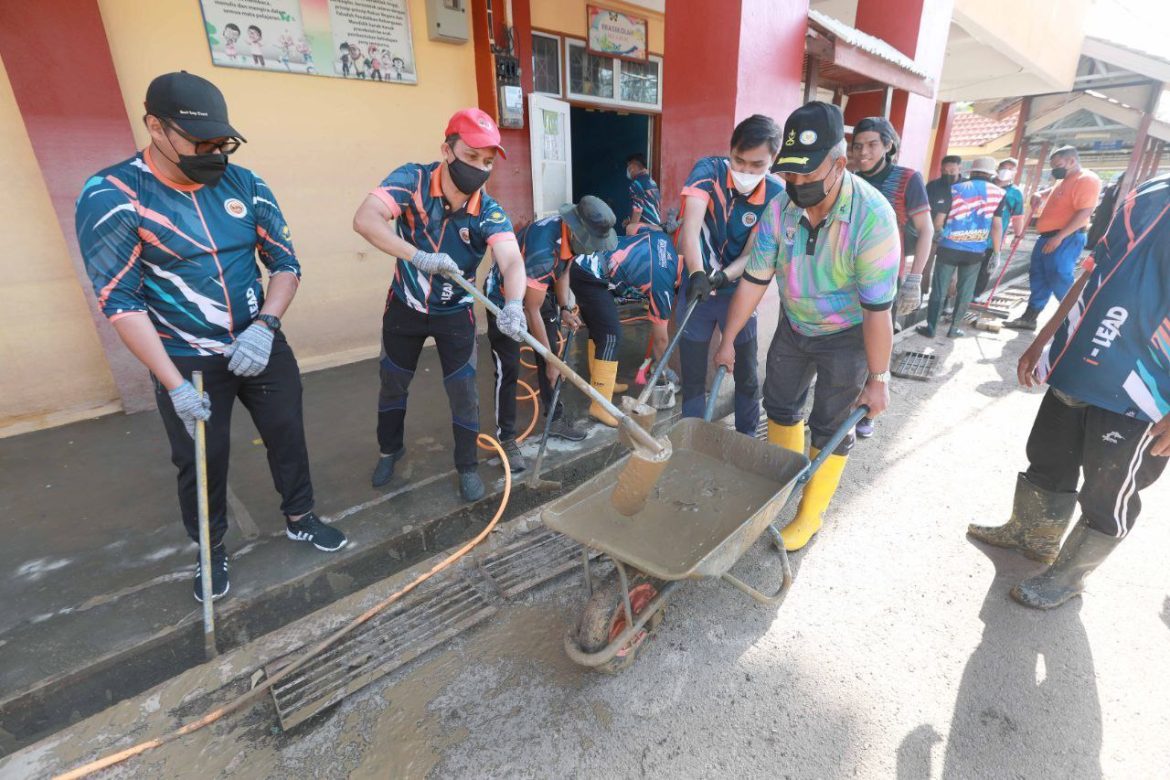 250 orang bersih sekolah selepas banjir
