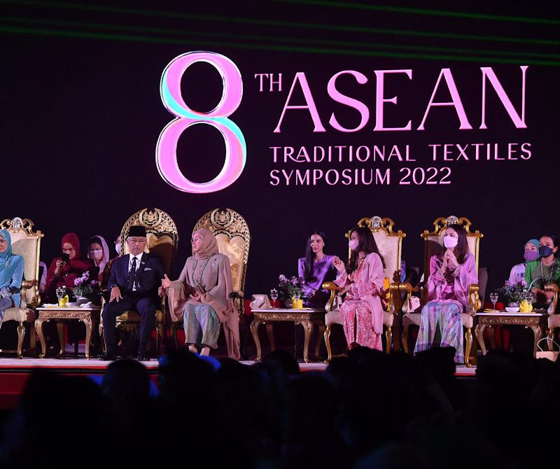 Agong berkenan rasmi Simposium Tekstil Tradisional ASEAN ke-8