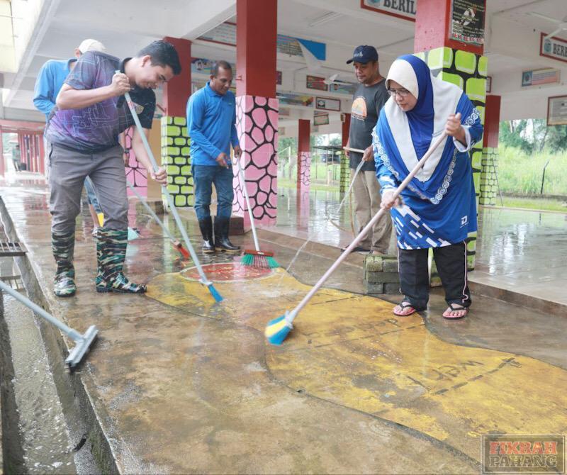 Seratus sukarelawan cuci kesan banjir di SK Temai