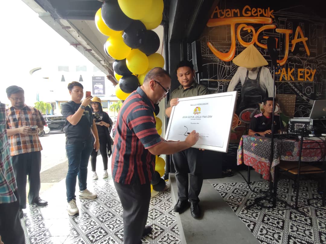 Restoran Ayam Gepuk Jogja Pak Ery kini dibuka di Bandaraya Kuantan.